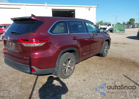 2018 Toyota Highlander Le Plus z USA, uszkodzony, nr VIN 5TDBZRFH9JS835657
